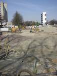 907639 Gezicht op aanleg van riolering in het tracé van de Talmalaan te Utrecht; op de achtergrond een studentenflat op ...